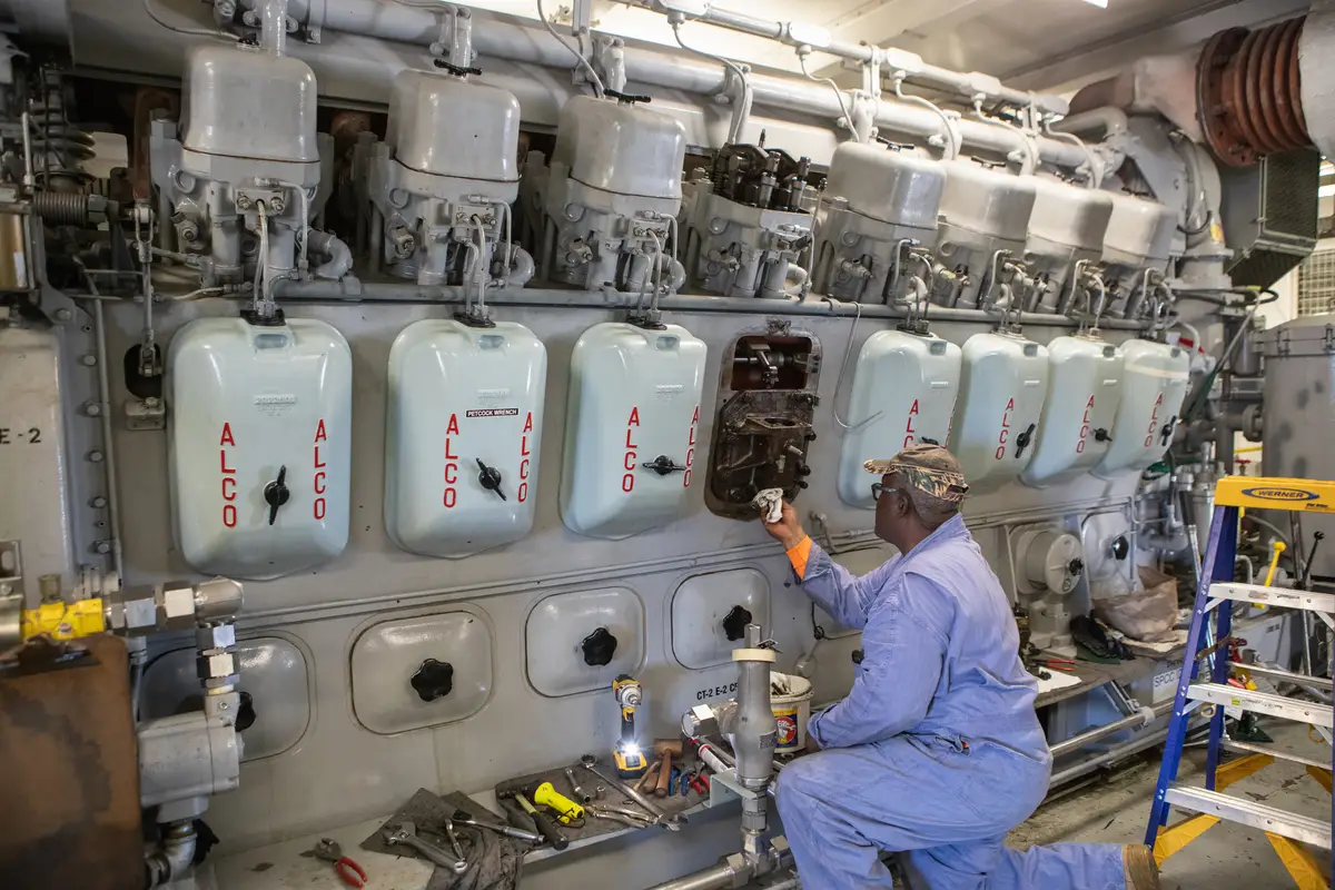 Técnico realizando manutenção em motor de um equipamento industrial